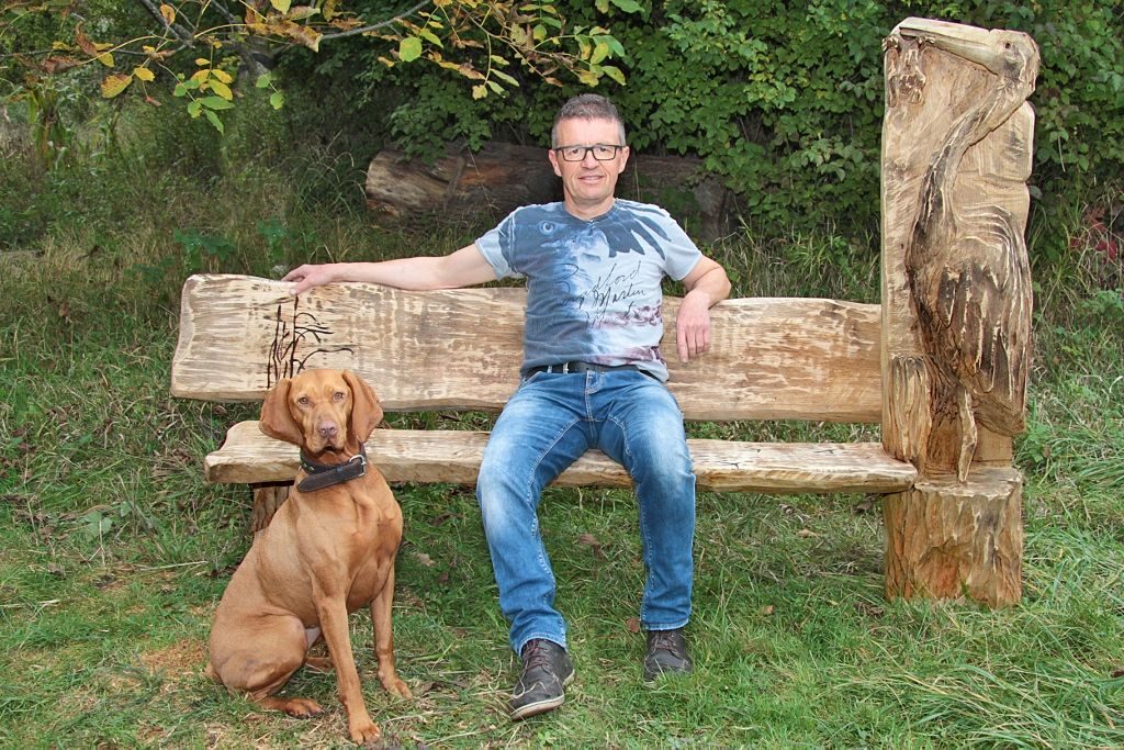 Bernd Messemer auf selbst gerfertigter Holzbank aus massivem Eichenholz